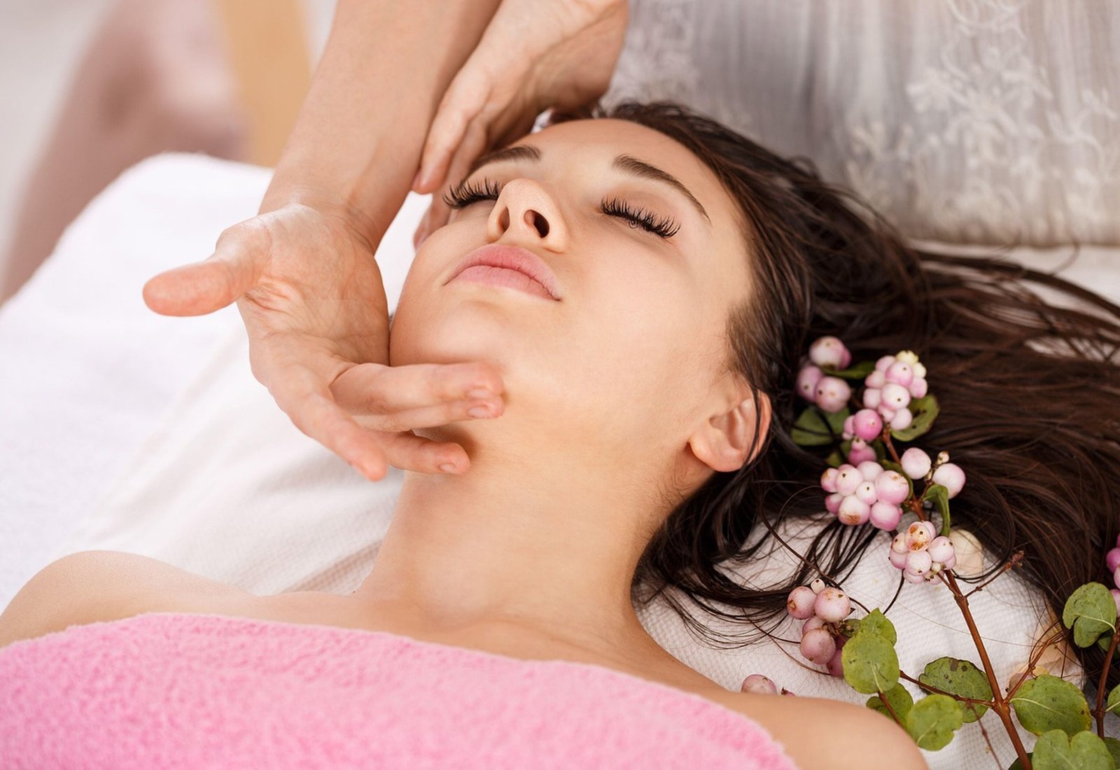 Massage ayurvédique aux huiles dans une ambiance chaleureuse