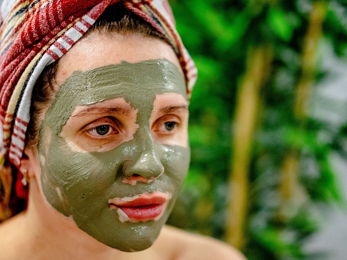 Soin du visage avec masque en institut